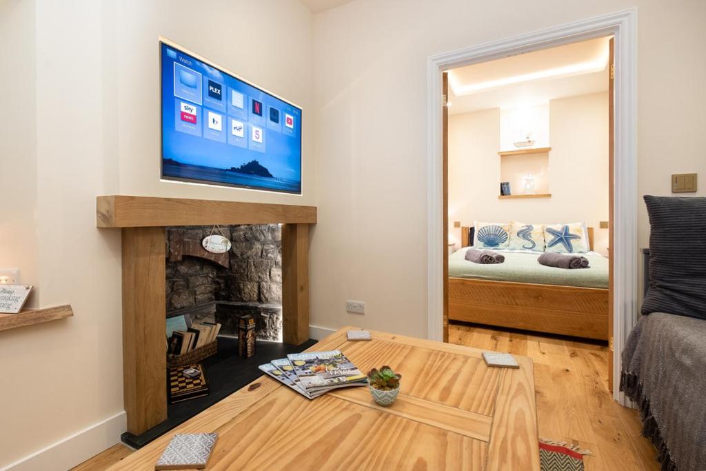 TV a/nebo společenská místnost v ubytování Sandpiper, apartment across from the beach
