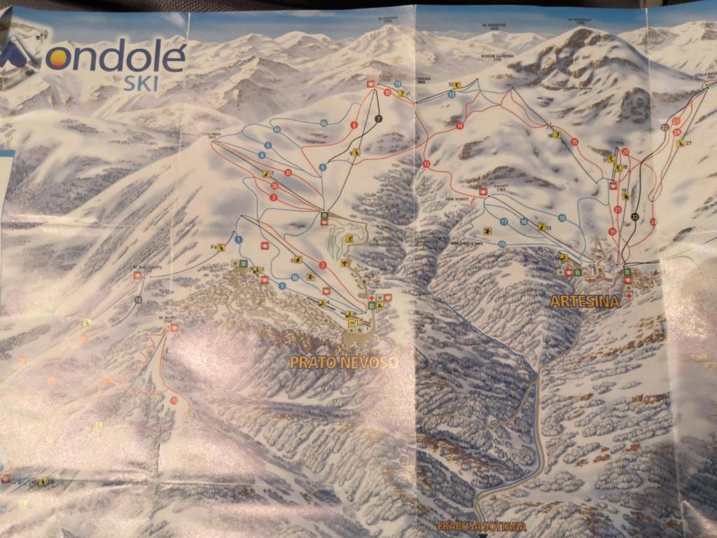 a map of a mountain with snow on it at da Nicola e Greta in Miroglio