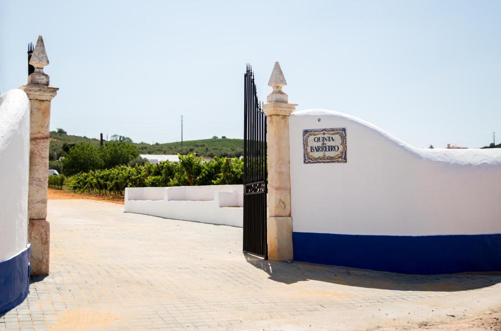 Una puerta a un edificio con un cartel. en Quinta do Barreiro, en Borba