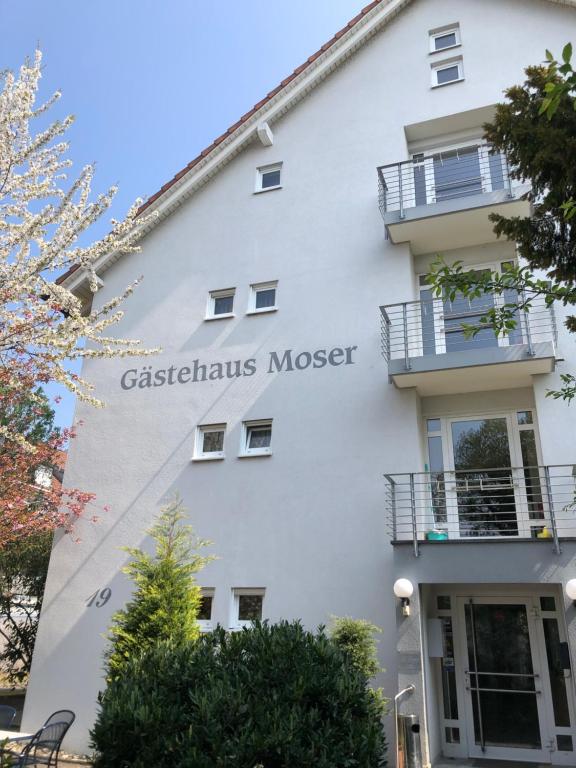 ein weißes Gebäude mit dem Namen Cassius Moore darauf in der Unterkunft Gästehaus Moser in Weil am Rhein