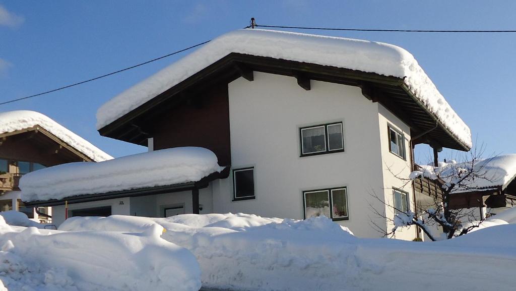フィーバーブルンにあるHaus Zehentnerの雪山の隣の建物