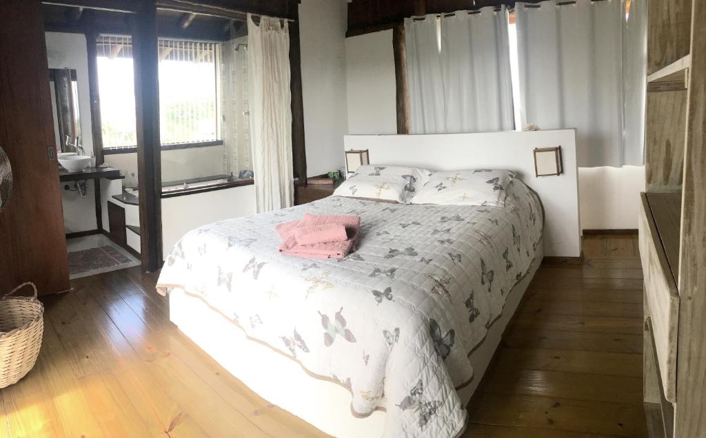 Giường trong phòng chung tại Casa Jardim Barra De Ibiraquera