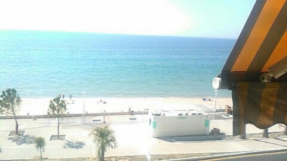 widok na plażę i ocean z budynku w obiekcie Great Waterfront Apartment In Cannes BoccaCabana w Cannes