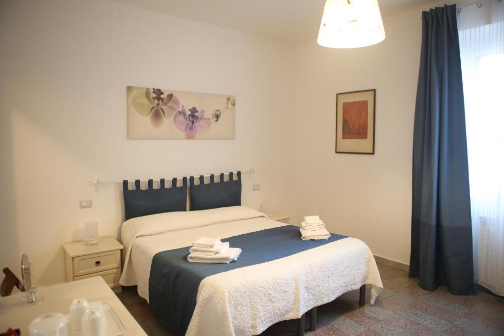 a bedroom with a bed and a sink with towels at Corsomessina64 in Crotone