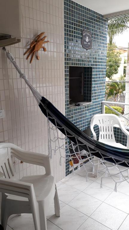 卡優巴的住宿－APTO CAIOBÁ，带电视的客房角落的吊床