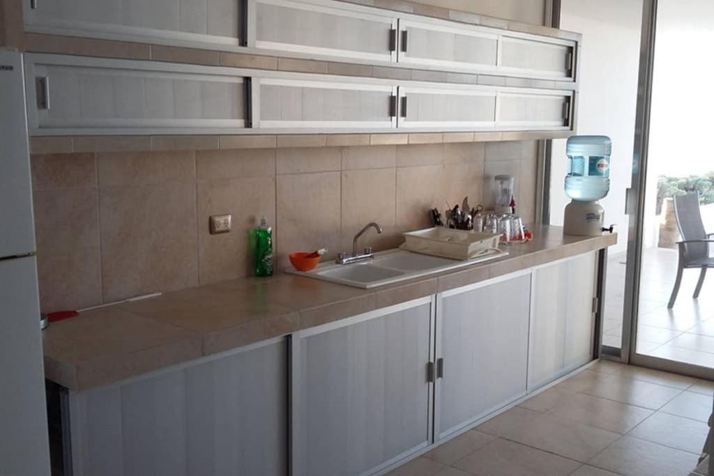 Kuchyň nebo kuchyňský kout v ubytování Designer´s House Beach Front Superb Ocean View Hi Speed WiFi
