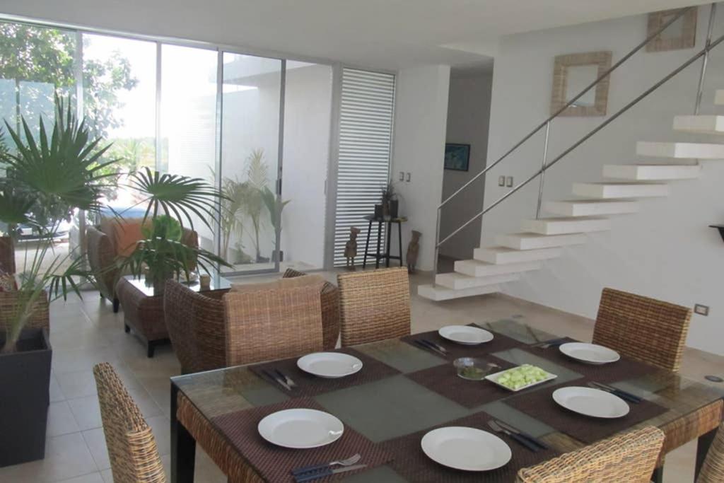 Posezení v ubytování Designer´s House Beach Front Superb Ocean View Hi Speed WiFi