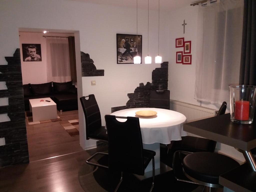 施瓦本格明德的住宿－Schwäbisch Gmünd Stadtmitte，一间配备有白色桌椅的用餐室