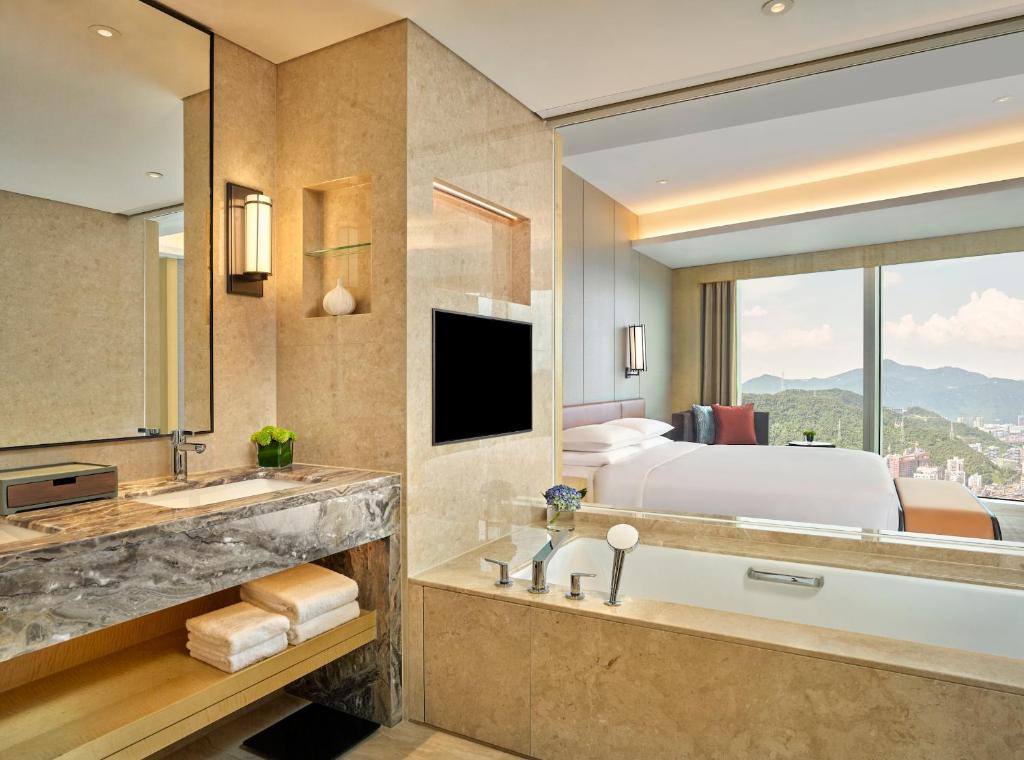 TV a/nebo společenská místnost v ubytování Hyatt Regency Shenzhen Yantian
