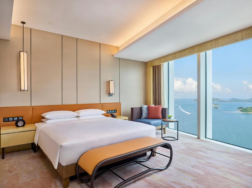 Postel nebo postele na pokoji v ubytování Hyatt Regency Shenzhen Yantian