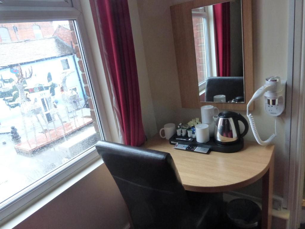 Příslušenství pro přípravu čaje a kávy v ubytování Don Valley hotel Sheffield arena
