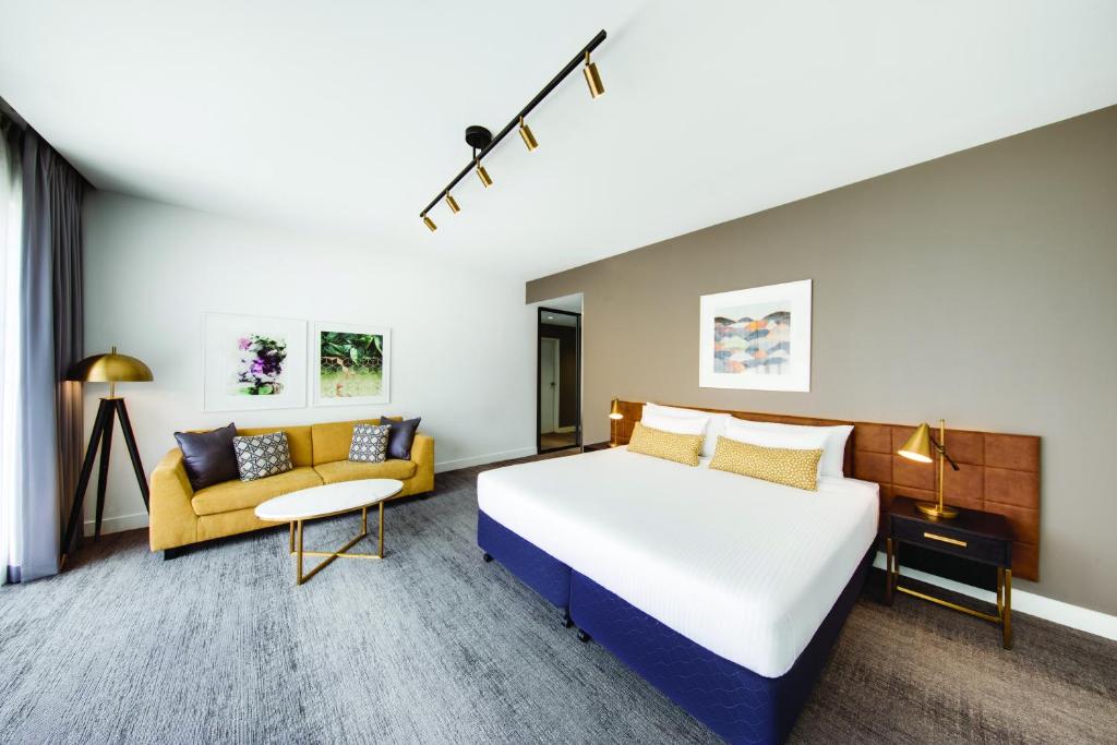 una camera d'albergo con letto e divano di Vibe Hotel Sydney a Sydney