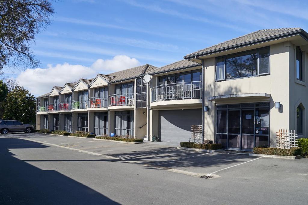 un gran edificio con muchos balcones en Azena Suites & Apartment, en Christchurch
