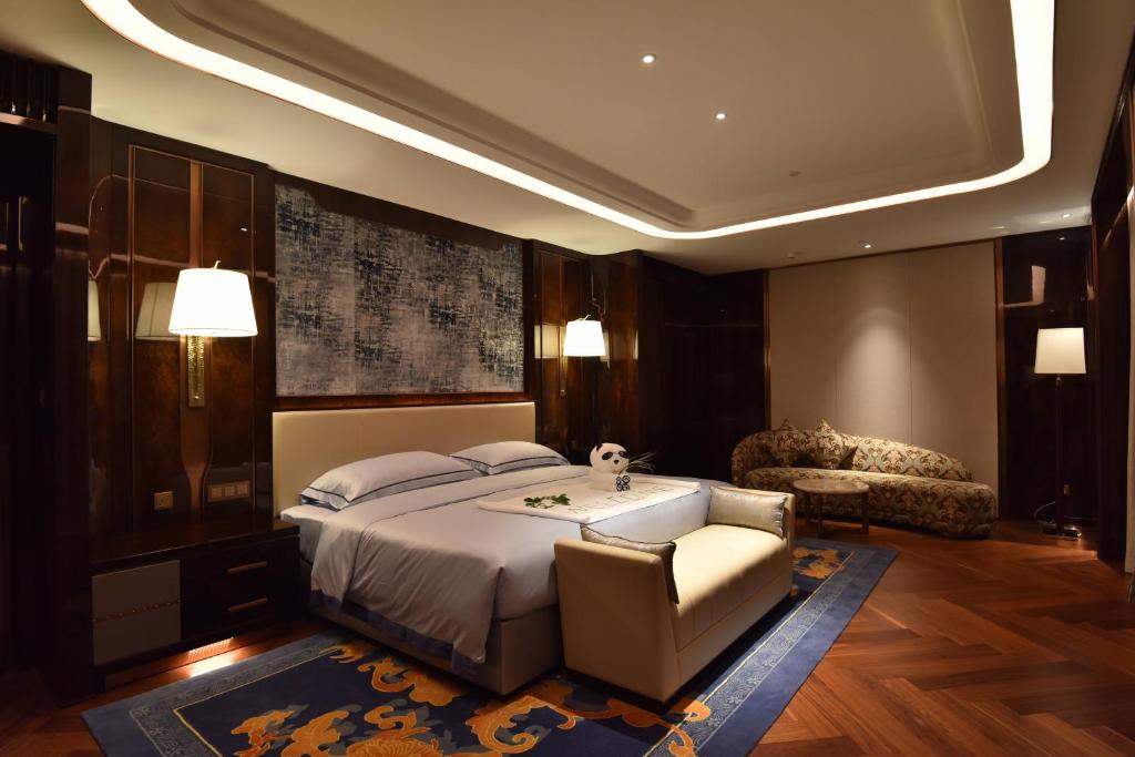 Postel nebo postele na pokoji v ubytování Vignette Collection Haikou Yatter Hotel by IHG