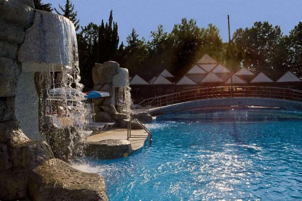Piscina de la sau aproape de Hotel Magnolia