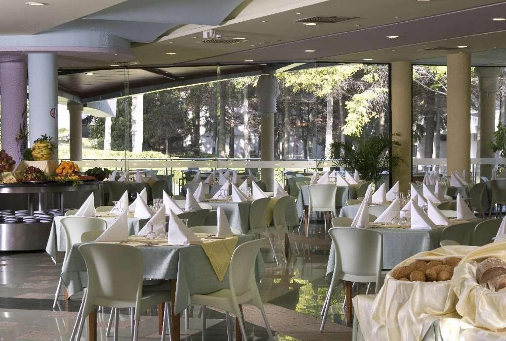 Un restaurant sau alt loc unde se poate mânca la Hotel Magnolia