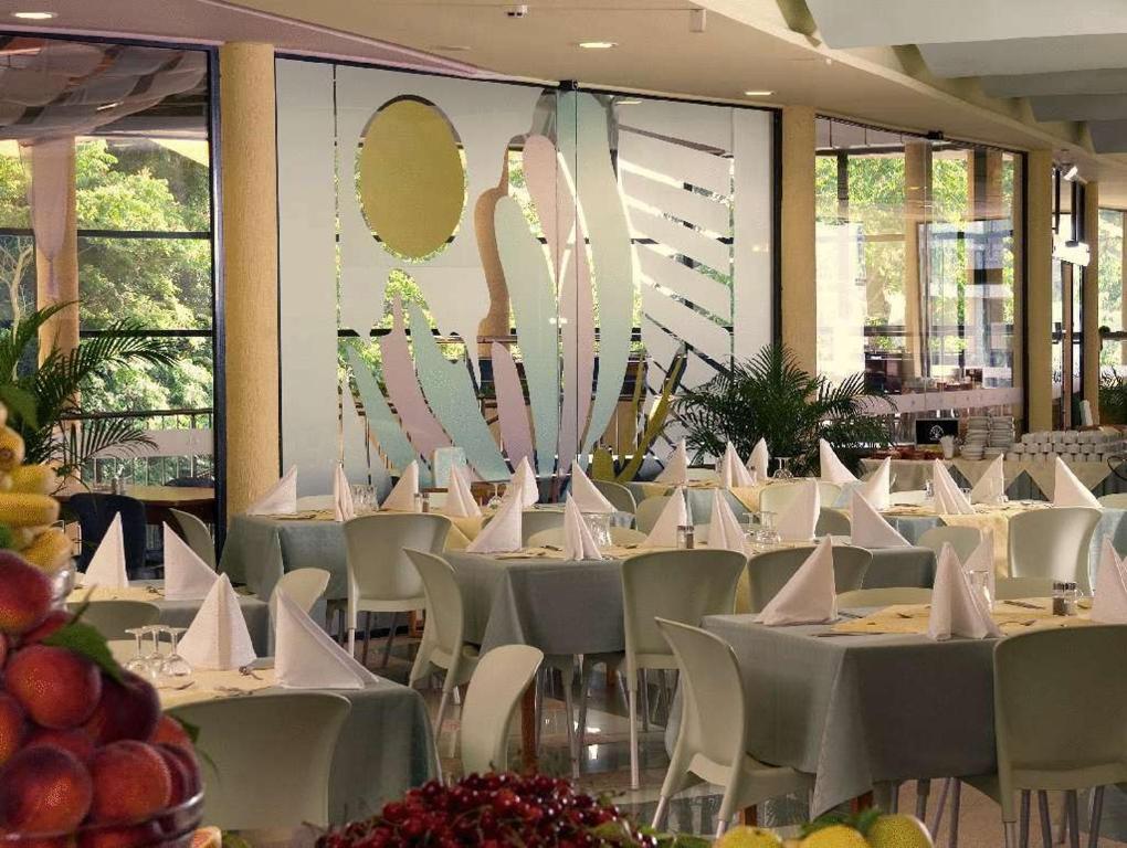Un restaurant sau alt loc unde se poate mânca la Hotel Magnolia