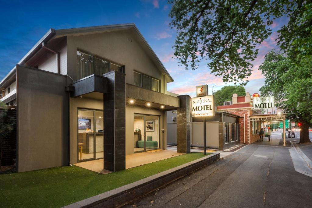 una casa con un cartel de motel en una calle en National Hotel Complex Bendigo en Bendigo