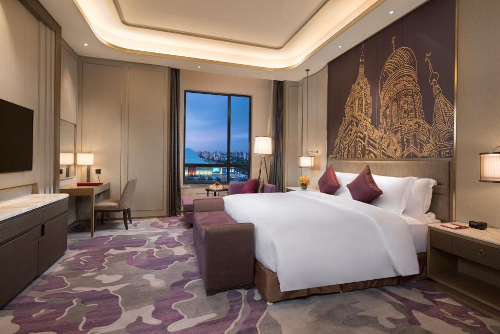 Llit o llits en una habitació de Crowne Plaza Harbin Songbei, an IHG Hotel