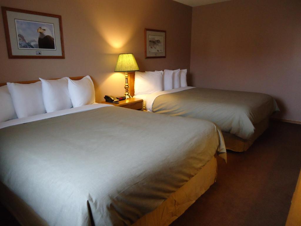 Postel nebo postele na pokoji v ubytování Canway Inn & Suites
