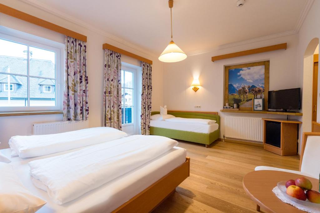 Postel nebo postele na pokoji v ubytování Hotel-Garni Schernthaner