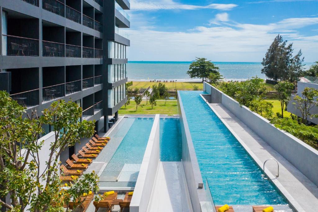 中天的住宿－Ana Anan Resort & Villas Pattaya，享有酒店高空的景致,设有游泳池和海洋