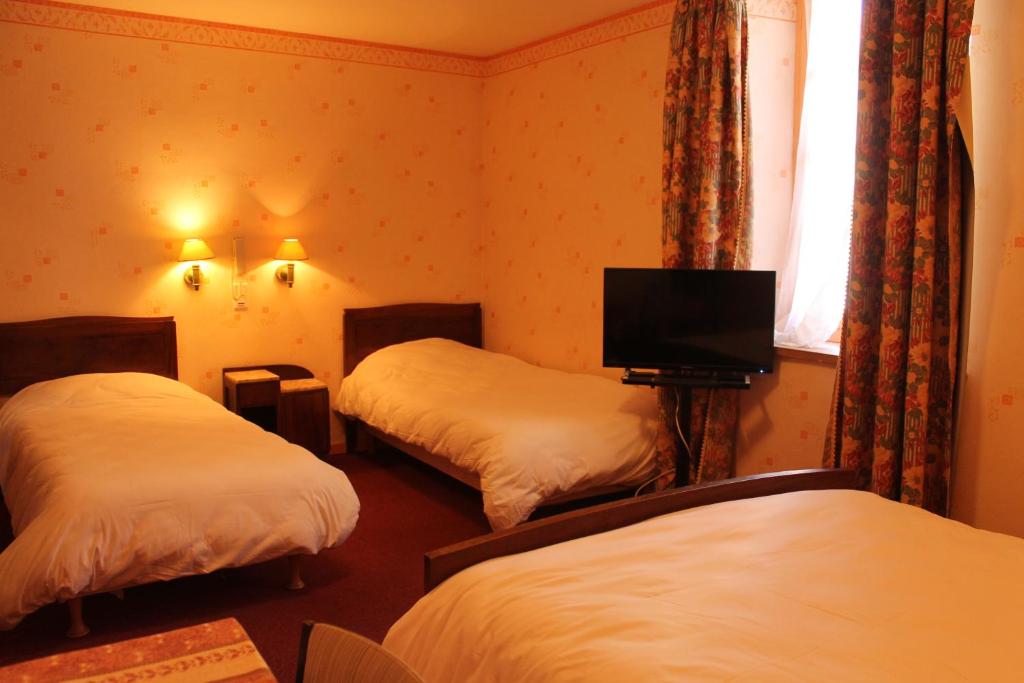Postel nebo postele na pokoji v ubytování Hôtel Le Commerce