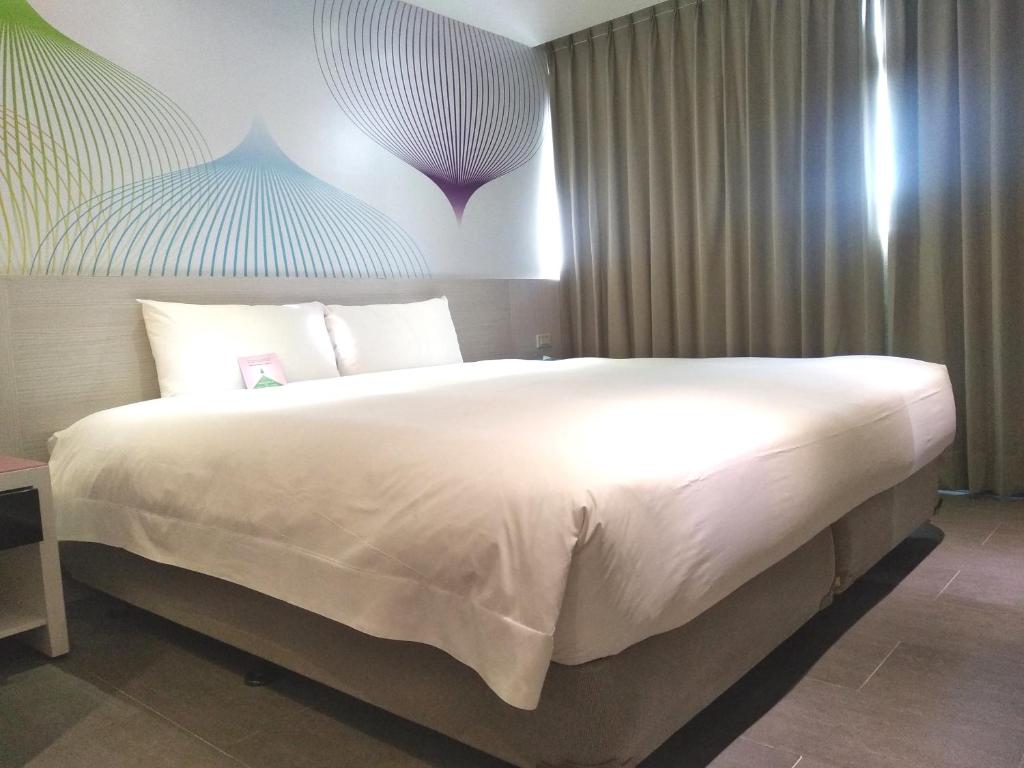 Postel nebo postele na pokoji v ubytování Wholesome Hotel
