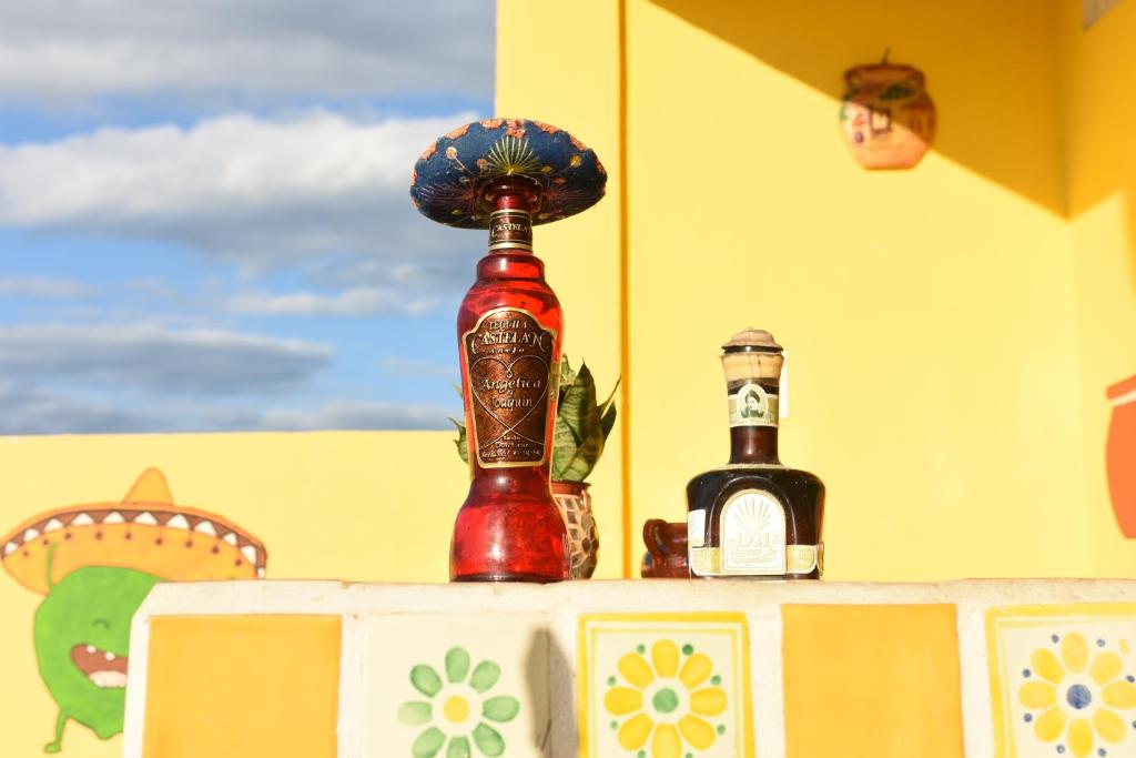 una botella de vino encima de una mesa en Cancun Guest House 5, en Cancún
