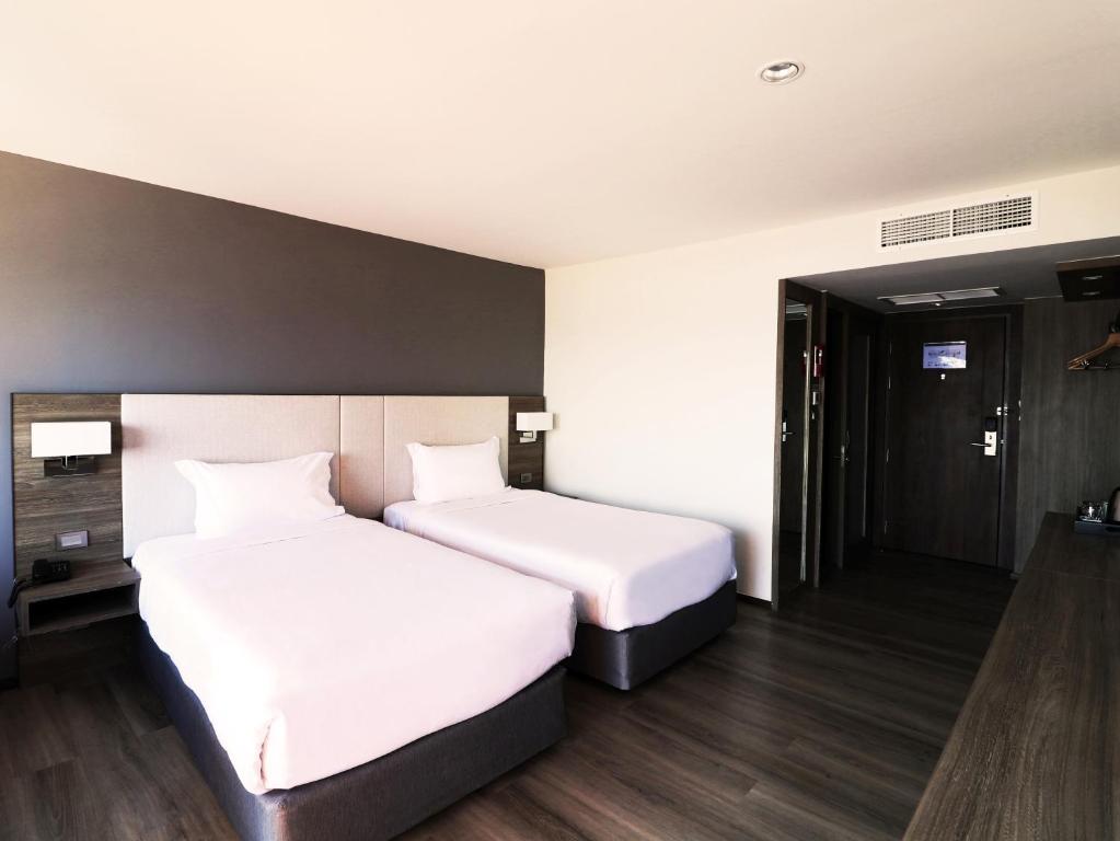 Postel nebo postele na pokoji v ubytování Fortune View Khong Hotel Nakhon Phanom