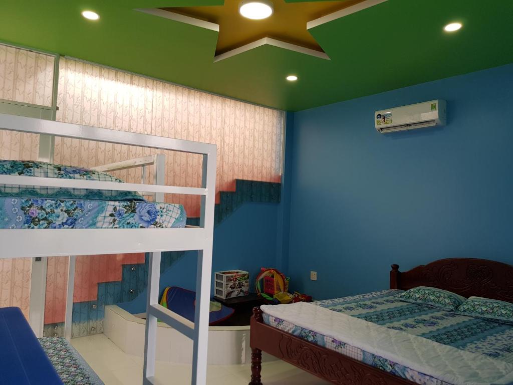 Postel nebo postele na pokoji v ubytování HOMESTAY VILLA