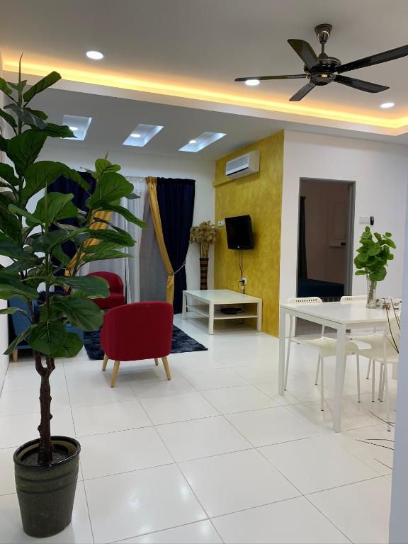 sala de estar con ventilador de techo y planta en Garden Sky Homestay en Melaka