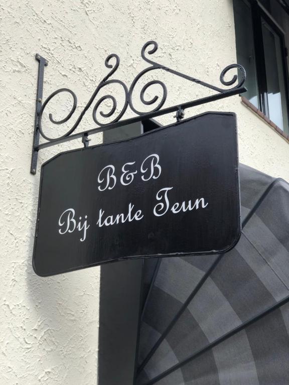 a sign that is hanging on a building at B&B Bij tante Teun in Naaldwijk