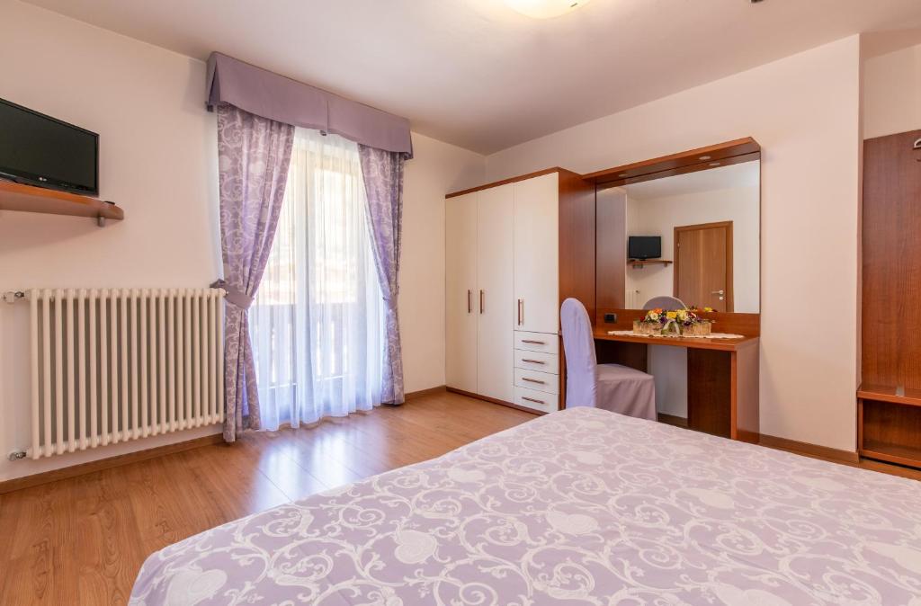 TV a/nebo společenská místnost v ubytování Albergo Conca Verde