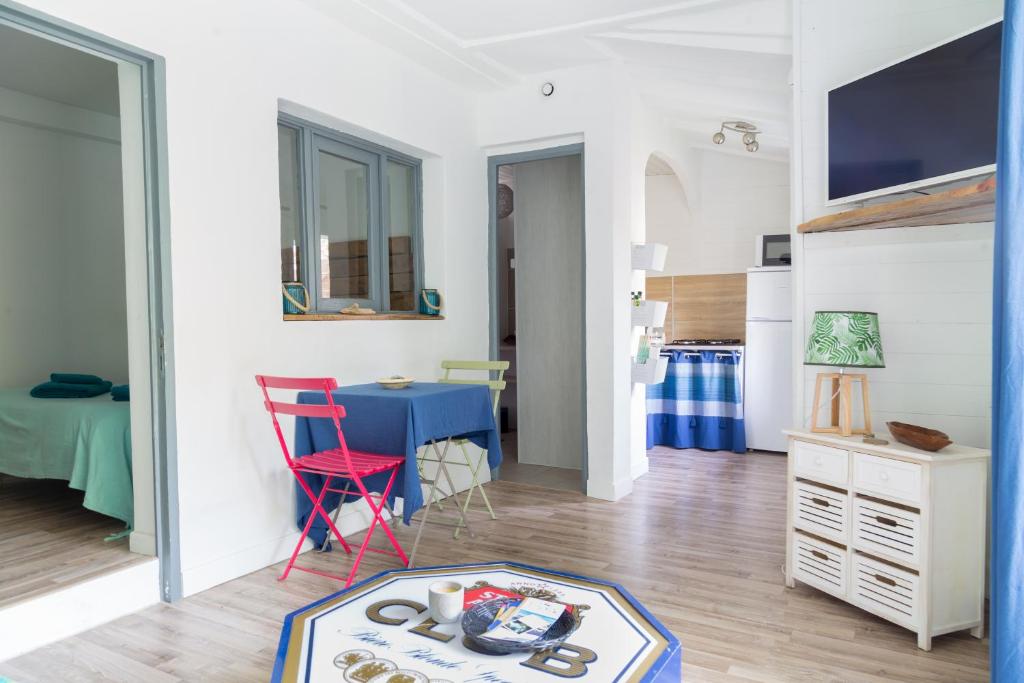 TV a/nebo společenská místnost v ubytování Maison d'hôtes L'îlot bambou