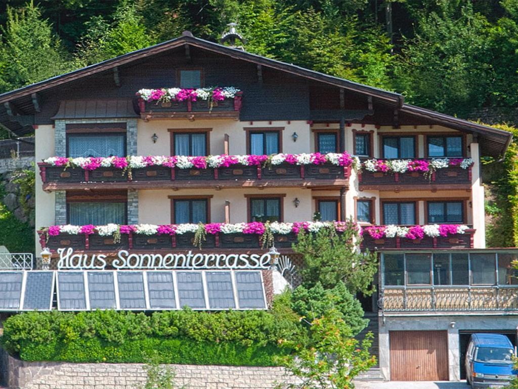 una casa con flores en la parte delantera en Haus Sonnenterrasse, en Sankt Veit im Pongau