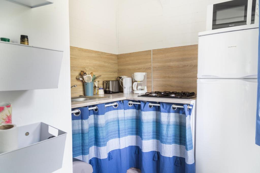 Kuchyň nebo kuchyňský kout v ubytování Maison d'hôtes L'îlot bambou