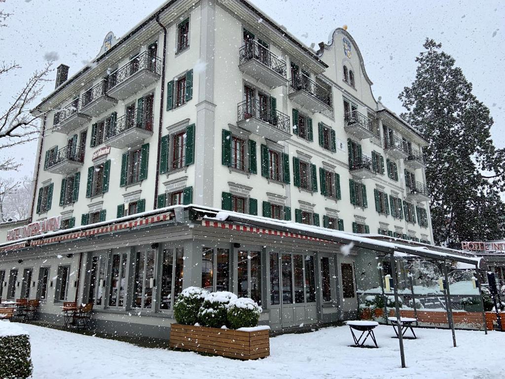 インターラーケンにあるホテル インターラーケンの雪が積もった大きな白い建物