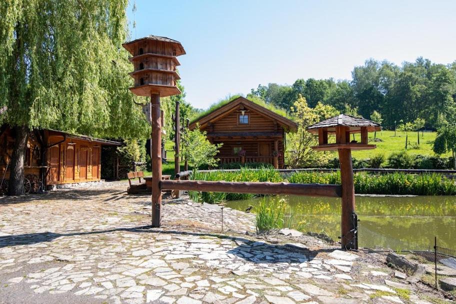 domek dla ptaków i karmnik dla ptaków przed domem w obiekcie Srub RANCH NA HRANICI w mieście Baška
