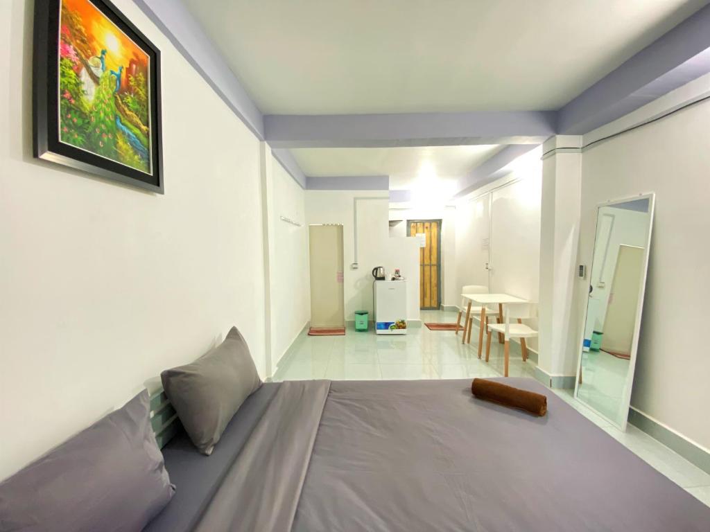 1 dormitorio con 1 cama grande en una habitación en Sevenstars Hostel, en Sihanoukville