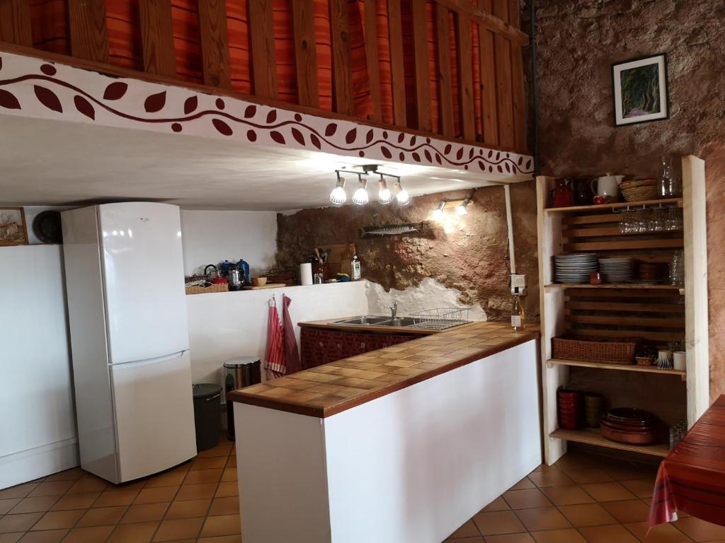 Kuchyň nebo kuchyňský kout v ubytování Chambres d'hôtes Gîte Saint Roch