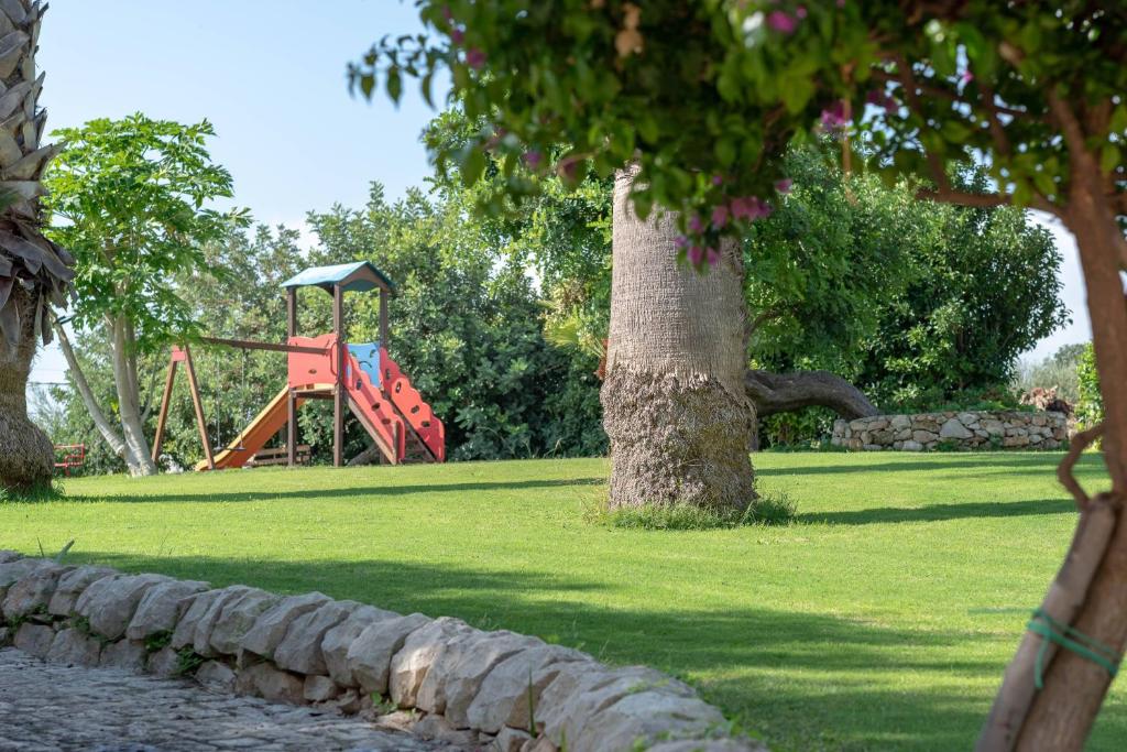 Plac zabaw dla dzieci w obiekcie Relais Torre Marabino