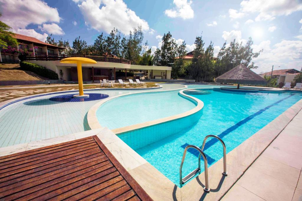 una gran piscina de agua azul en Hotel Fazenda Monte Castelo, en Gravatá