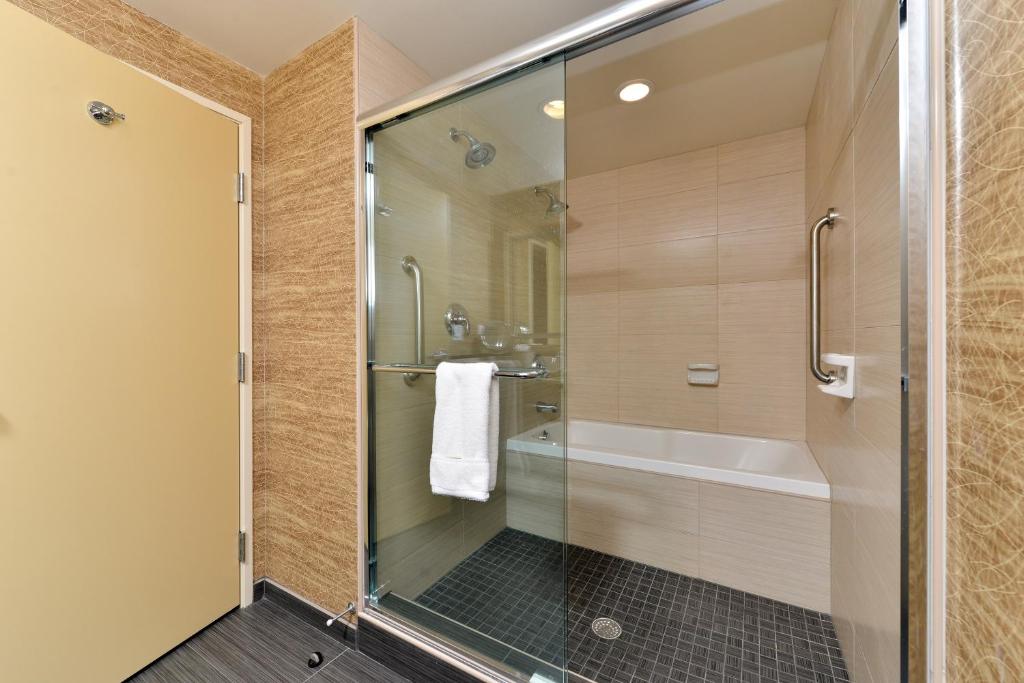Koupelna v ubytování Holiday Inn Express & Suites Peekskill-Lower Hudson Valley by IHG