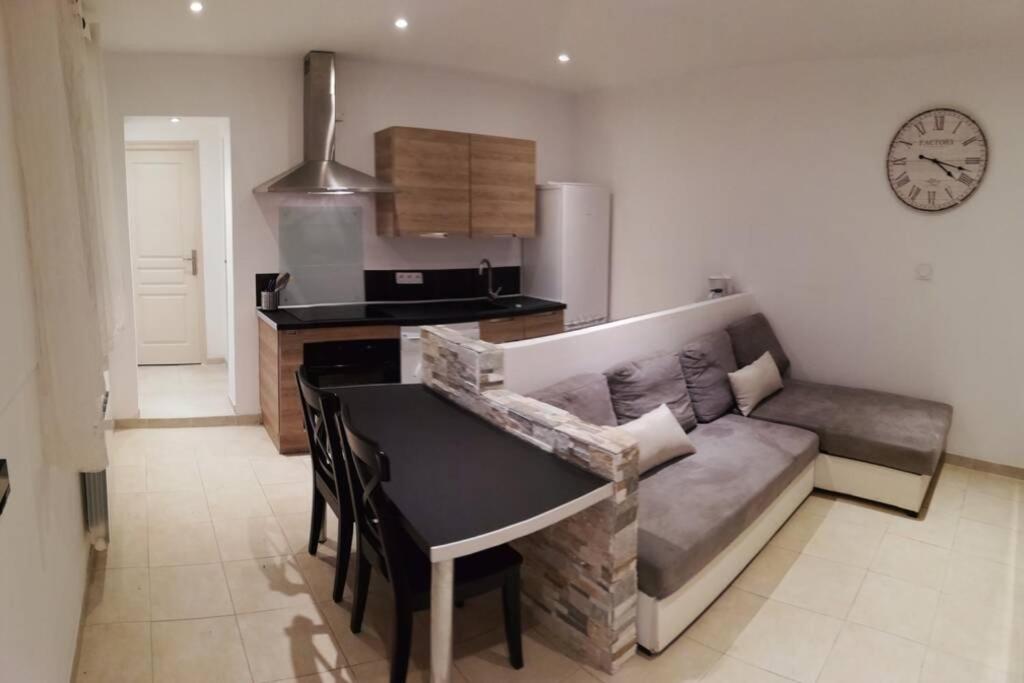 Kuchyň nebo kuchyňský kout v ubytování Appartement T2 Rez de villa proche bord de mer