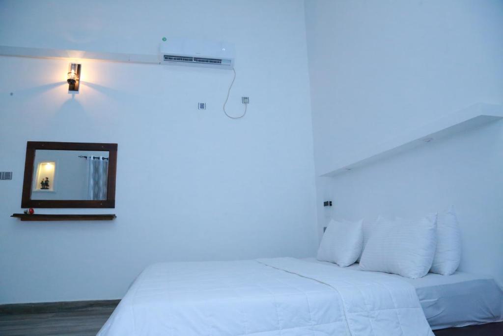 Postel nebo postele na pokoji v ubytování Midigama Holiday Inn