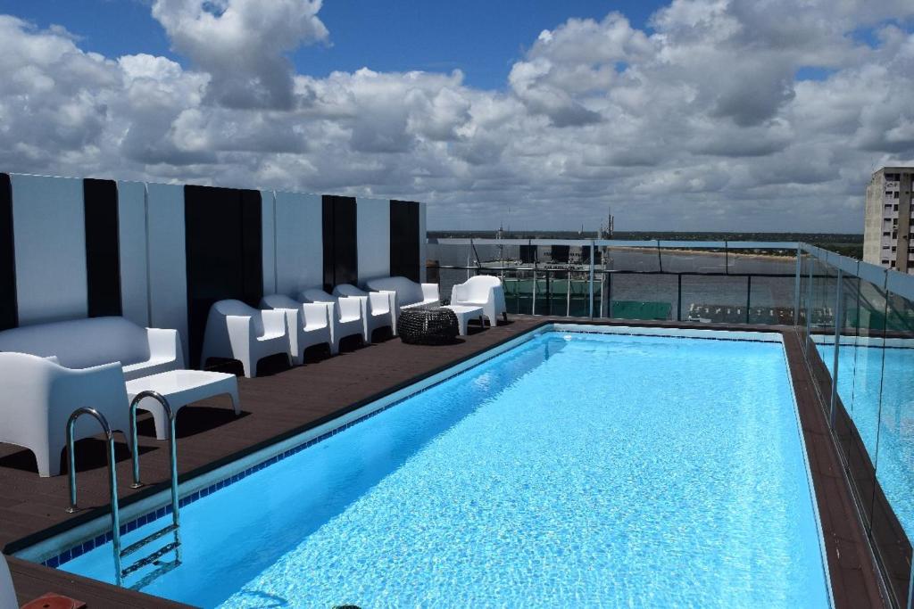 Bazén v ubytování ONOMO Hotel Maputo nebo v jeho okolí