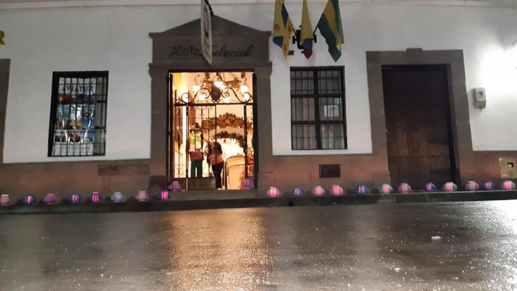 un hall avec beaucoup de balles au sol dans l'établissement Hotel y Restaurante Colonial Popayan, à Popayan