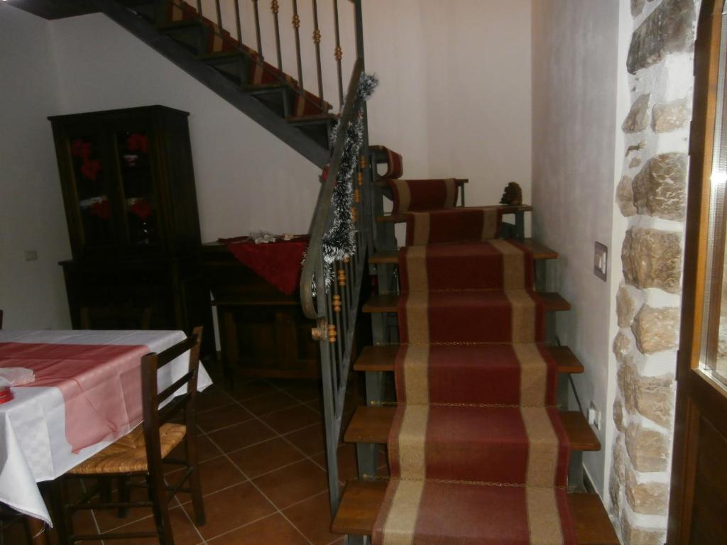 una scala in una casa con tavolo e tavolo e sala da pranzo di Borgo degli Amici a Faicchio