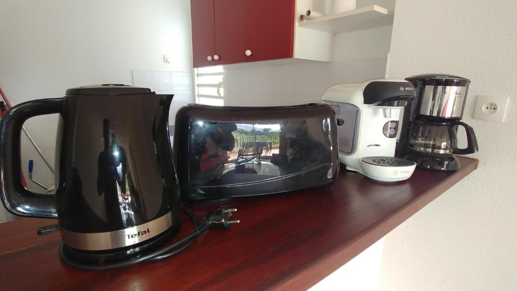 a kitchen counter with a coffee maker and a blender at KAZADIDOU - Résidence Grand Cap - Vue Mer et Montagne - Piscine in Le Gosier